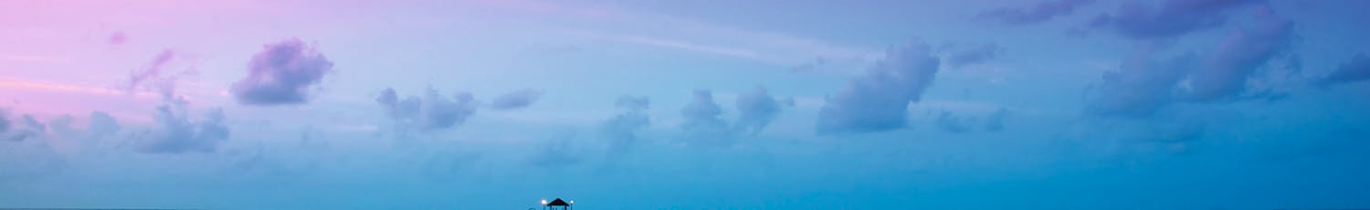 Vackrare färger Landskapsfoto med hav samt lila och blå himmel